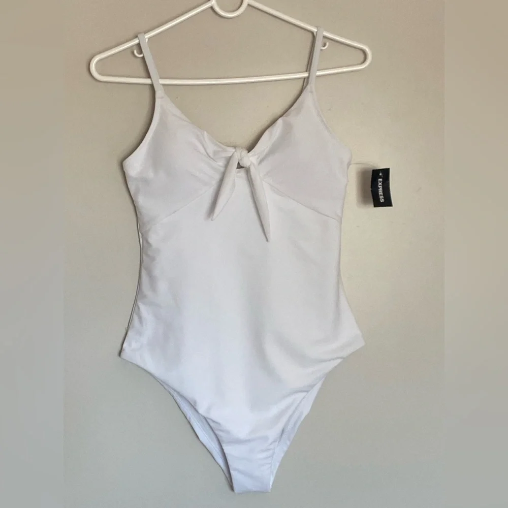 Express chic white